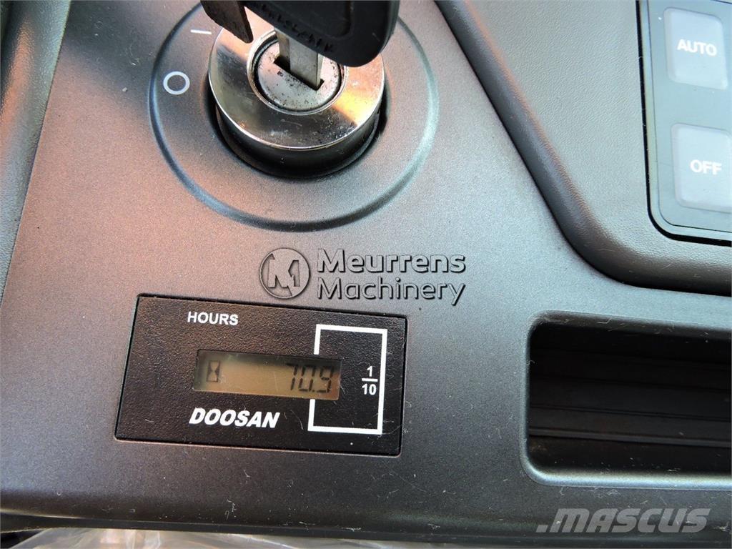 Doosan DX140LC حفارات زحافة