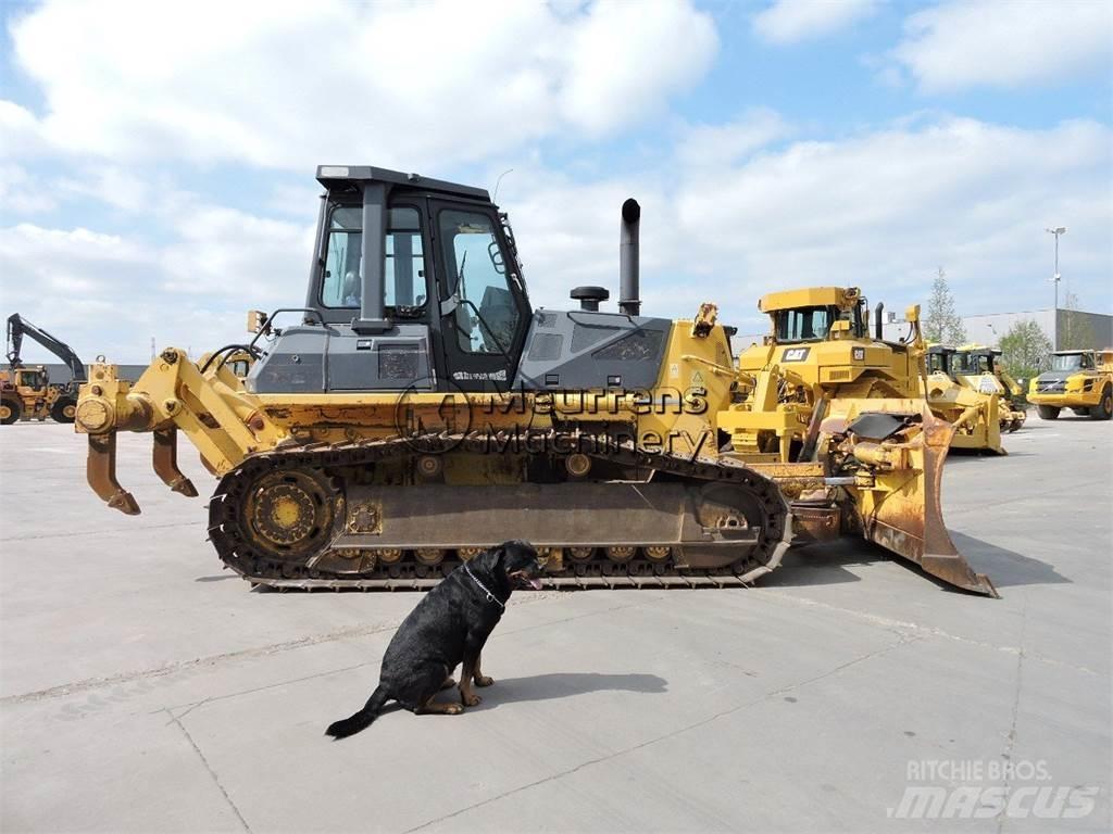 Komatsu D61EXL-12 جرارات تسوية