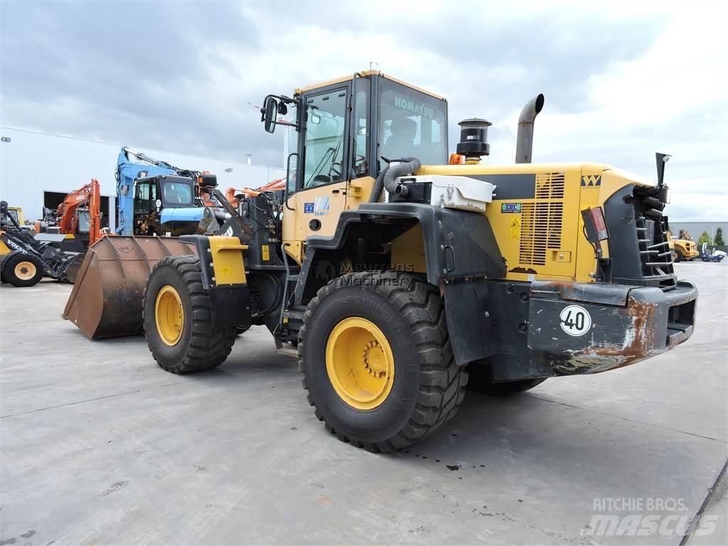 Komatsu WA320 لوادر بعجل