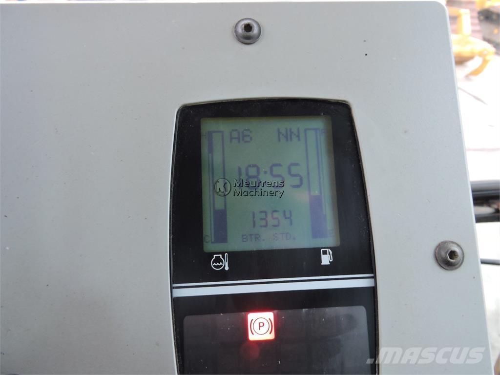 New Holland F156.6A معدات تمهيد الطرق