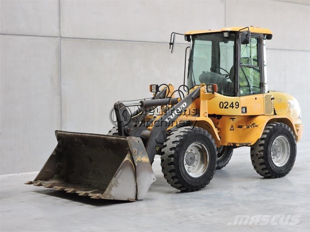 Volvo L30B لوادر بعجل