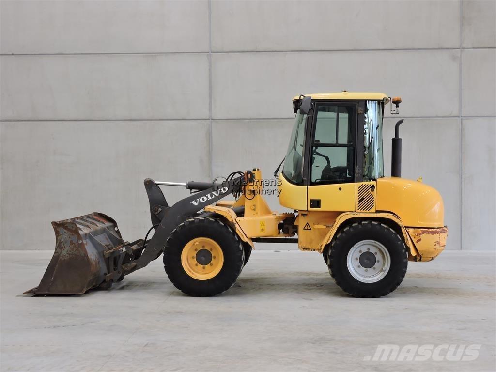 Volvo L35B لوادر بعجل