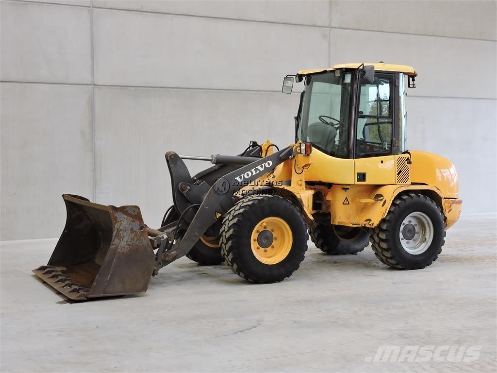 Volvo L35B لوادر بعجل