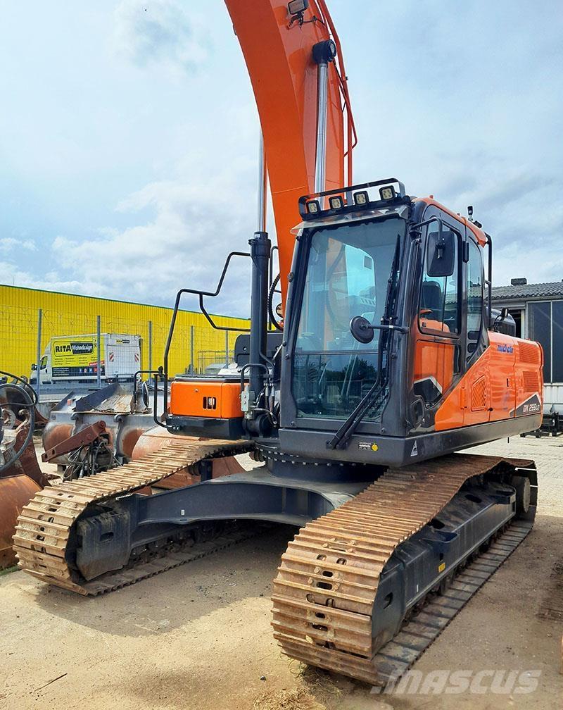 Develon DX 225 LC-7 حفارات زحافة