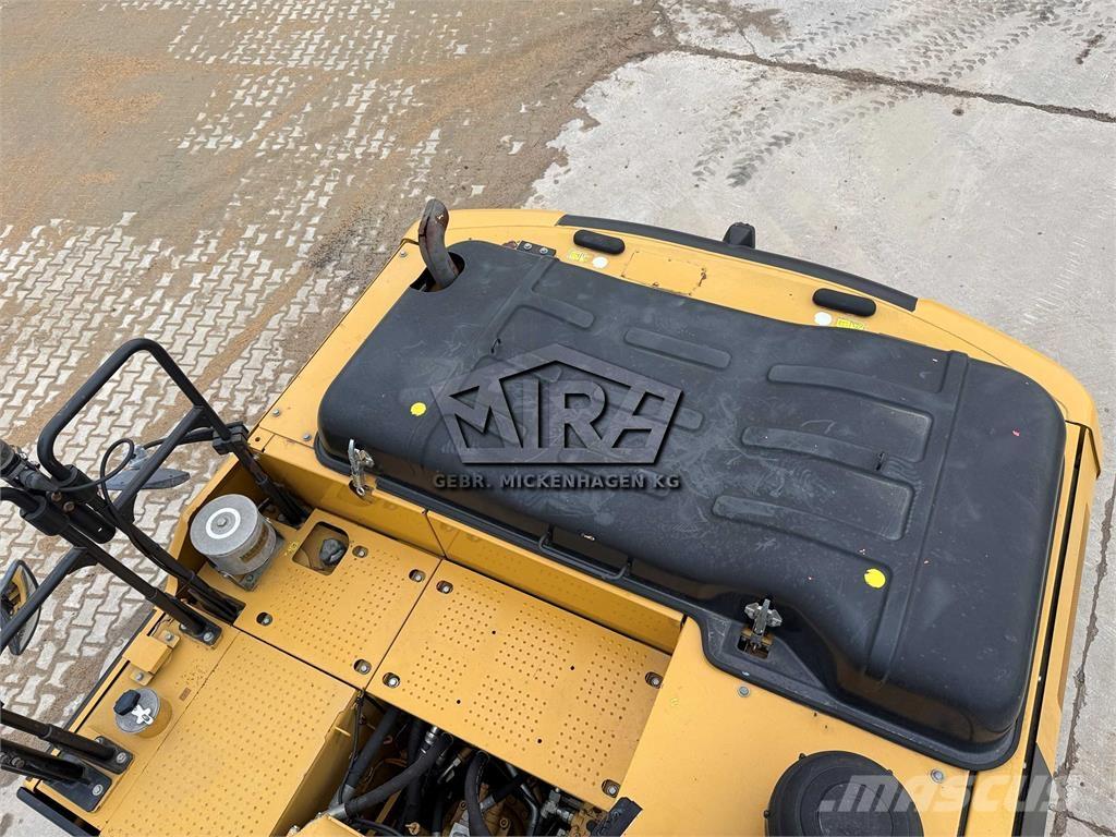 CAT 323 EL حفارات زحافة