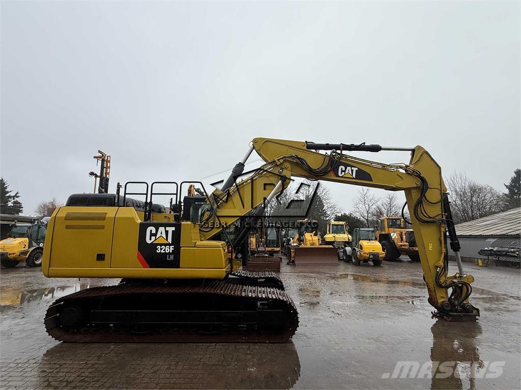 CAT 326 F LN حفارات زحافة