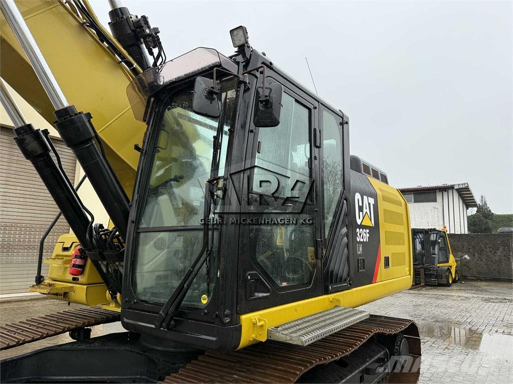 CAT 326 F LN حفارات زحافة