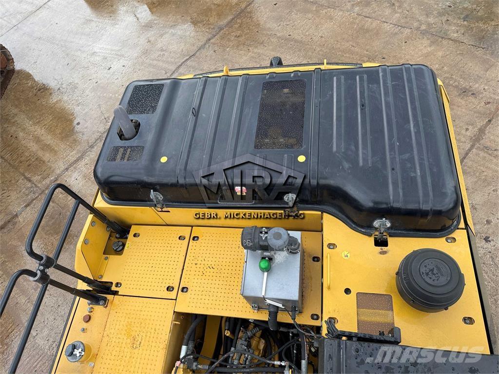 CAT 326 F LN حفارات زحافة