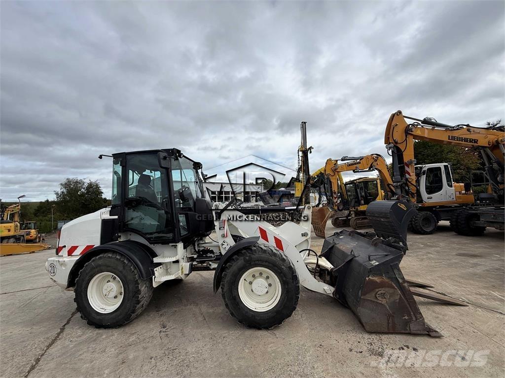 CAT 908 M لوادر بعجل