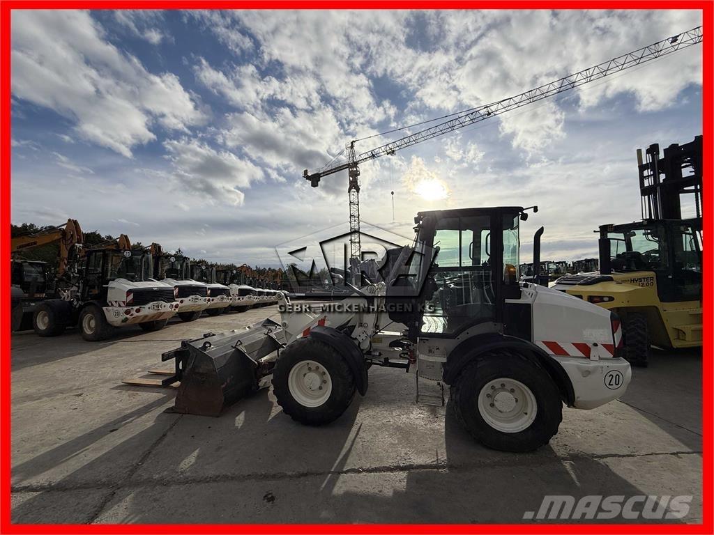 CAT 908M لوادر بعجل