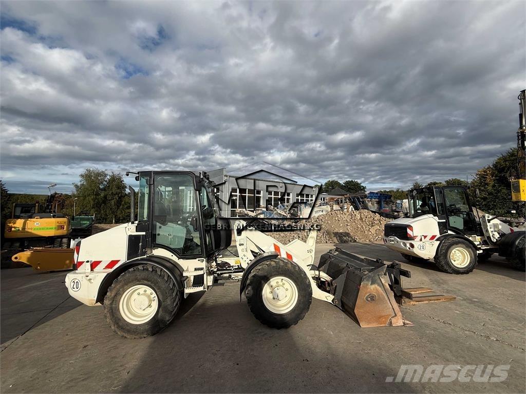 CAT 908M لوادر بعجل