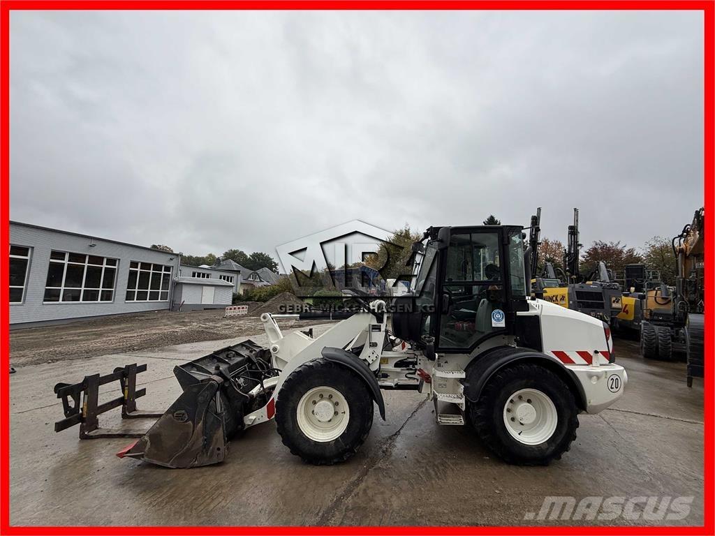 CAT 908M لوادر بعجل