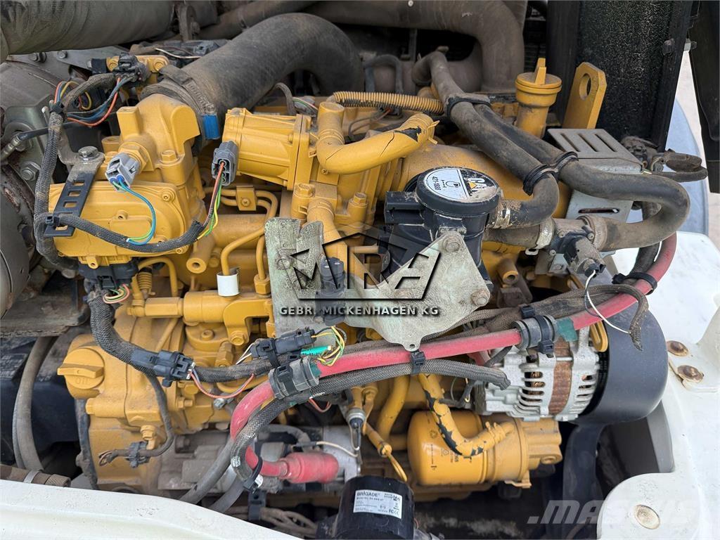 CAT 908M لوادر بعجل