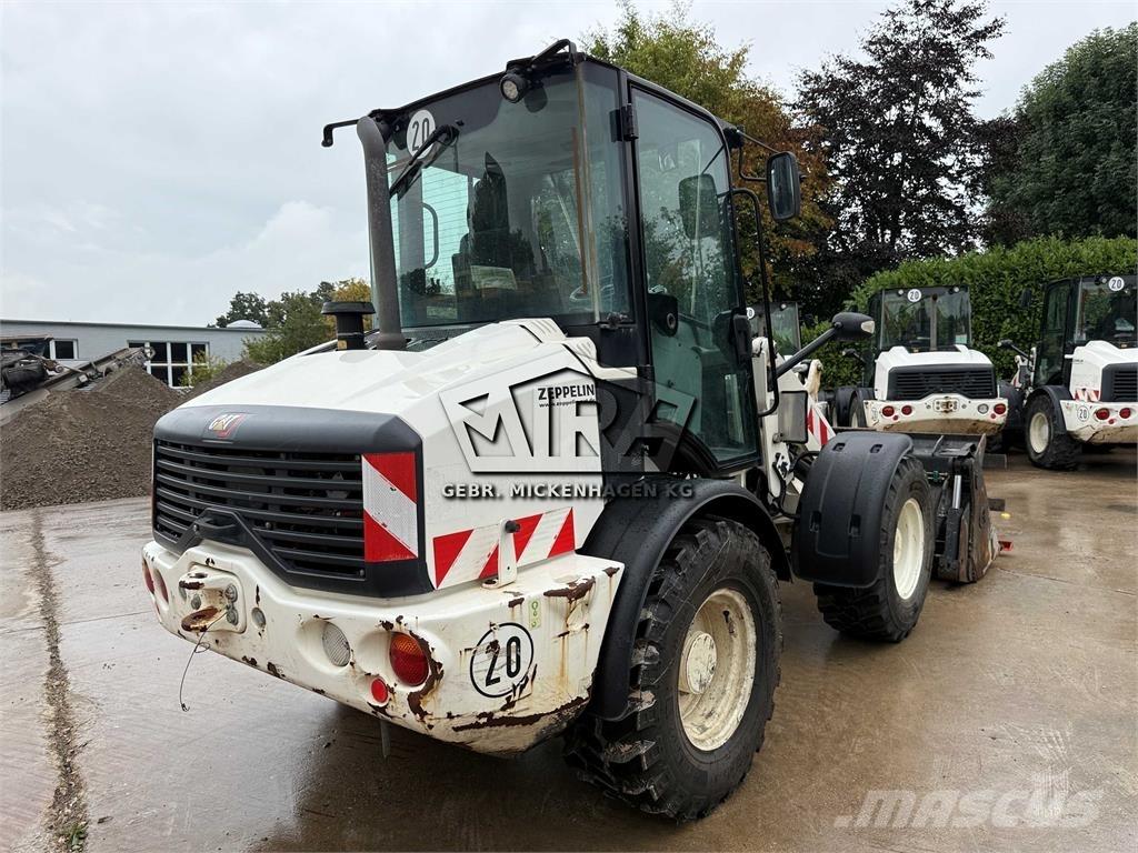 CAT 908M لوادر بعجل