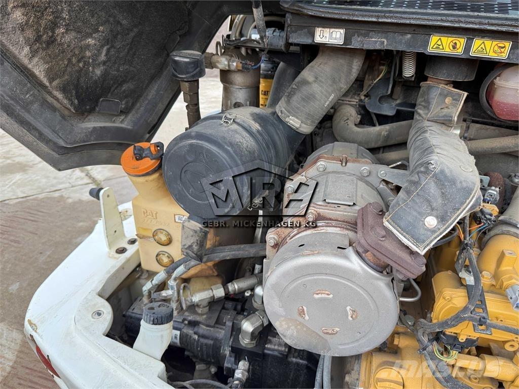 CAT 908M لوادر بعجل