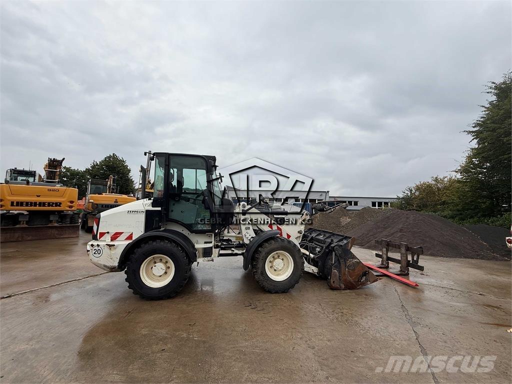 CAT 908M لوادر بعجل