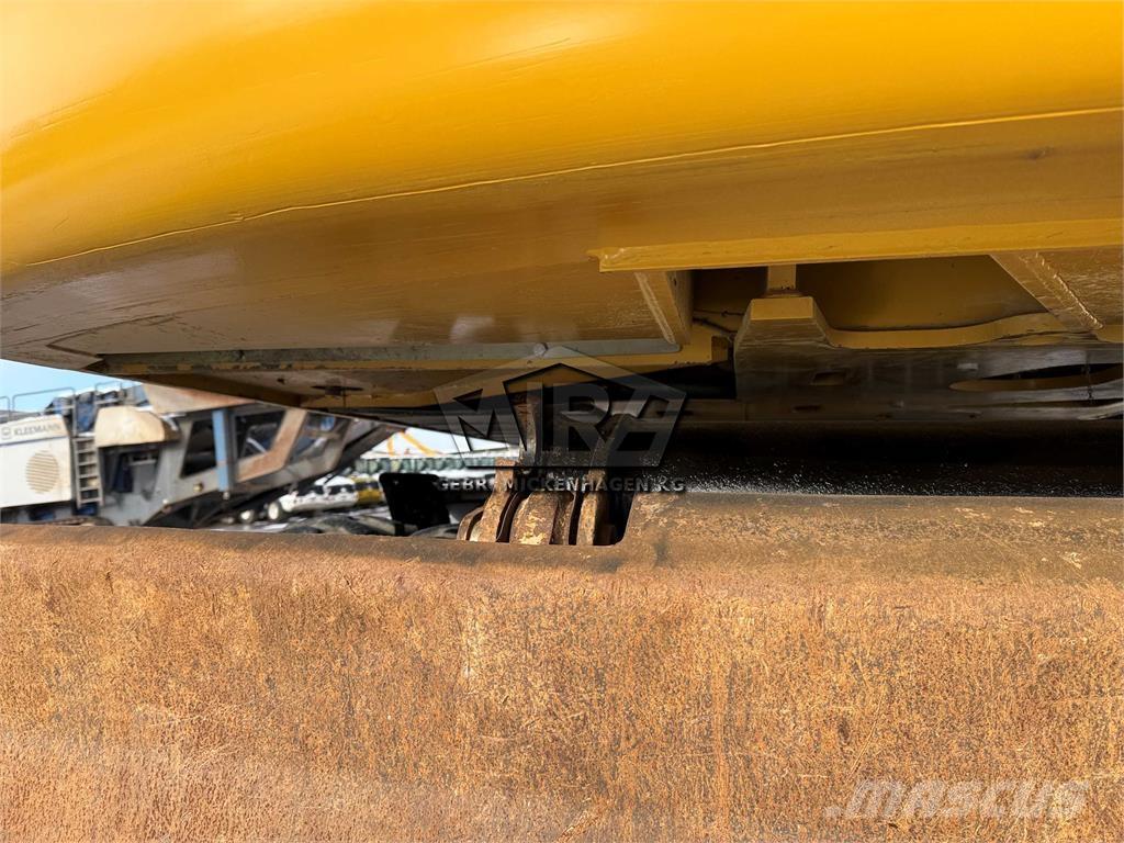 CAT M 318 D حفارات بعجل