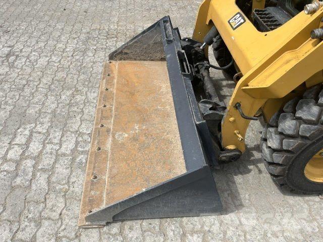 CAT 242D أخرى