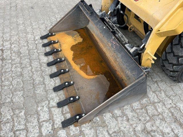 CAT 242D3 أخرى