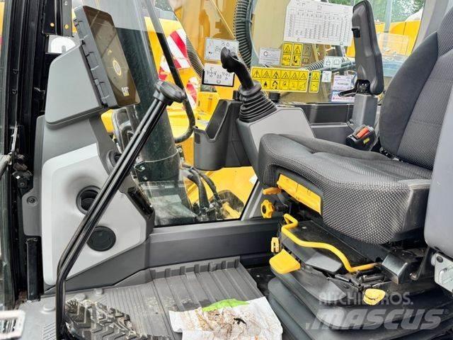 CAT 323 حفارات زحافة