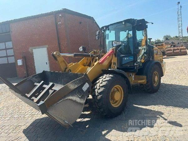 CAT 906 لوادر بعجل