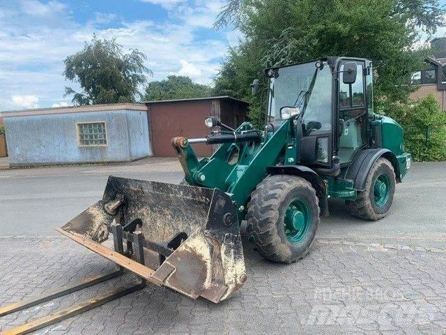 CAT 906 M لوادر بعجل