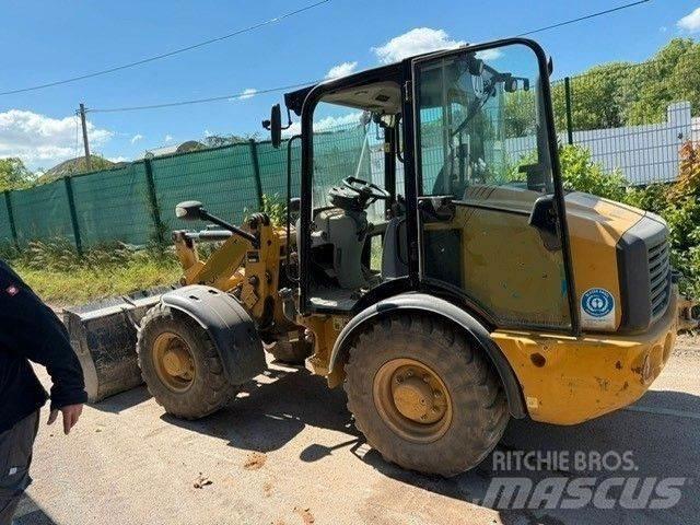 CAT 906M لوادر بعجل