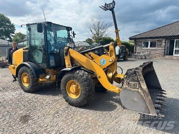 CAT 906M لوادر بعجل