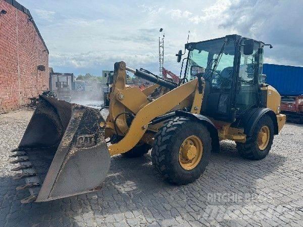 CAT 906M لوادر بعجل