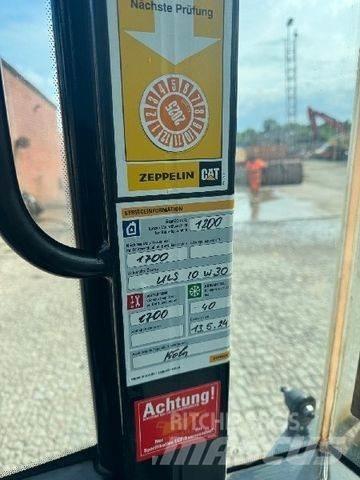 CAT 906M لوادر بعجل