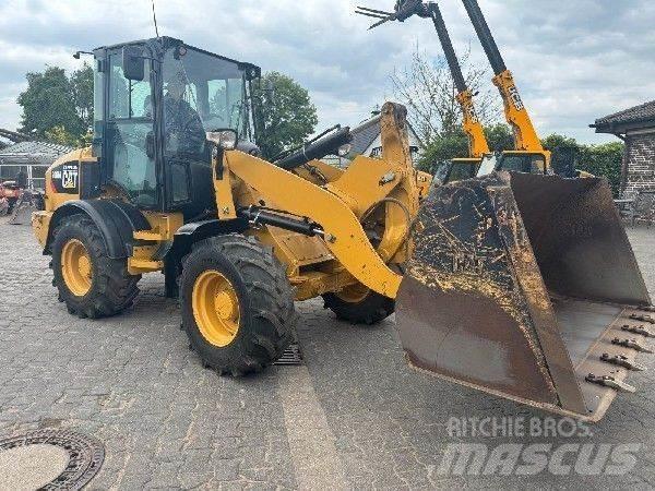 CAT 908 لوادر بعجل