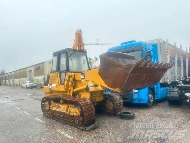 CAT 953 بلدوزرات مجنزرة