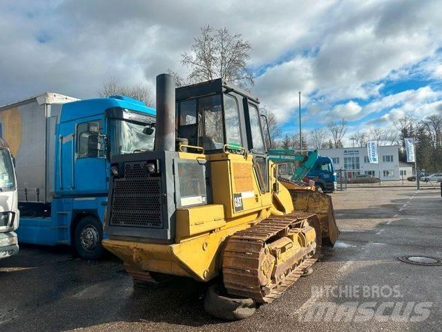 CAT 953 بلدوزرات مجنزرة