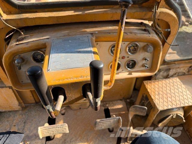 CAT D6C بلدوزرات مجنزرة
