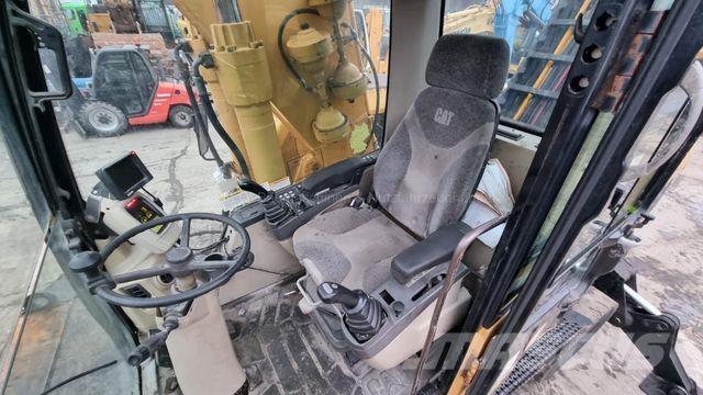 CAT M 318 C حفارات بعجل