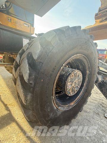 CAT M320 F حفارات بعجل