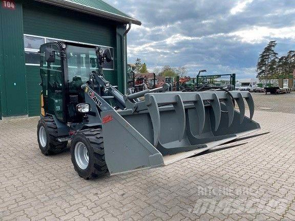 GiANT G2200 HD لوادر وحفارات أمامية