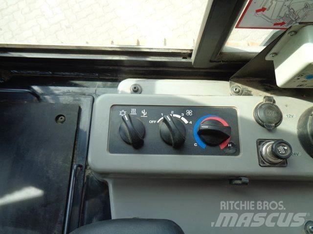 Komatsu D61 PX-24 بلدوزرات مجنزرة