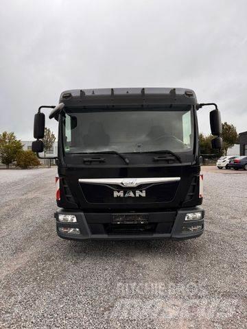 MAN 8.220 شاحنات خفيفة/مفصلية الجوانب