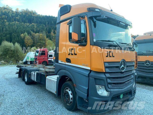 Mercedes-Benz 2542 شاحنات بمقصورة وهيكل