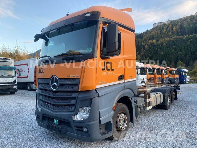 Mercedes-Benz 2542 شاحنات بمقصورة وهيكل