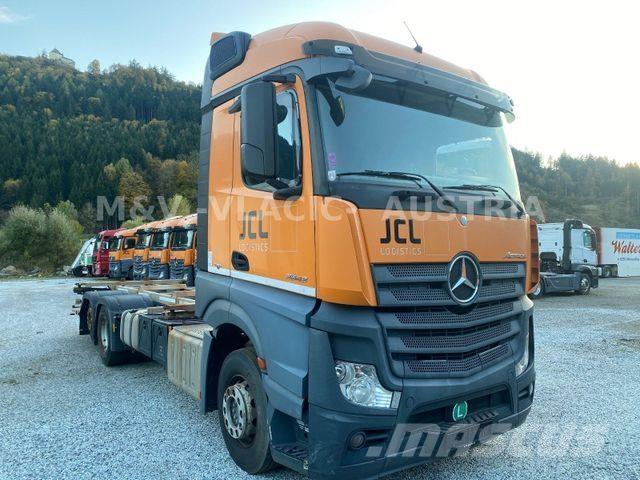 Mercedes-Benz 2542 شاحنات بمقصورة وهيكل