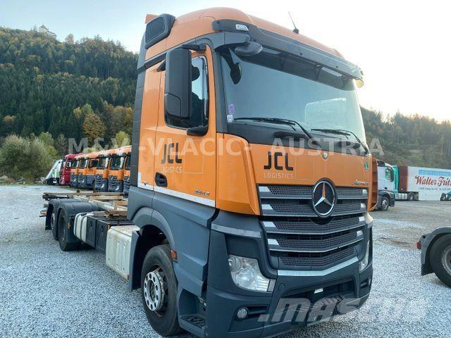 Mercedes-Benz 2542 شاحنات بمقصورة وهيكل