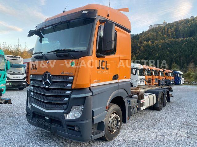 Mercedes-Benz 2542 شاحنات بمقصورة وهيكل