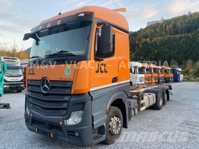 Mercedes-Benz 2542 شاحنات بمقصورة وهيكل