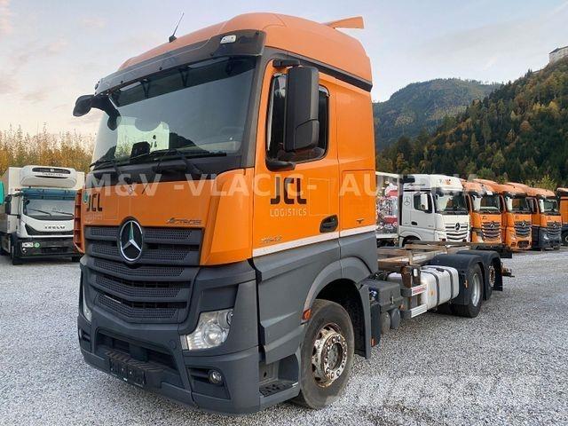 Mercedes-Benz 2542 شاحنات بمقصورة وهيكل