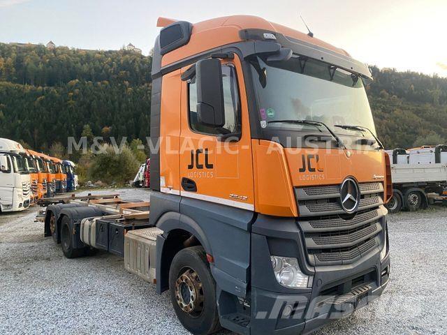 Mercedes-Benz 2542 شاحنات بمقصورة وهيكل
