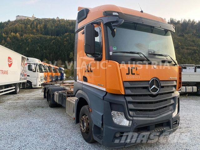 Mercedes-Benz 2542 شاحنات بمقصورة وهيكل
