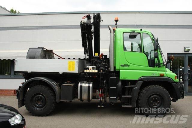 Unimog U 300 شاحنات بمقصورة وهيكل