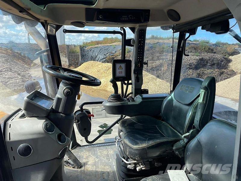 JCB Fastrac 4220 الجرارات